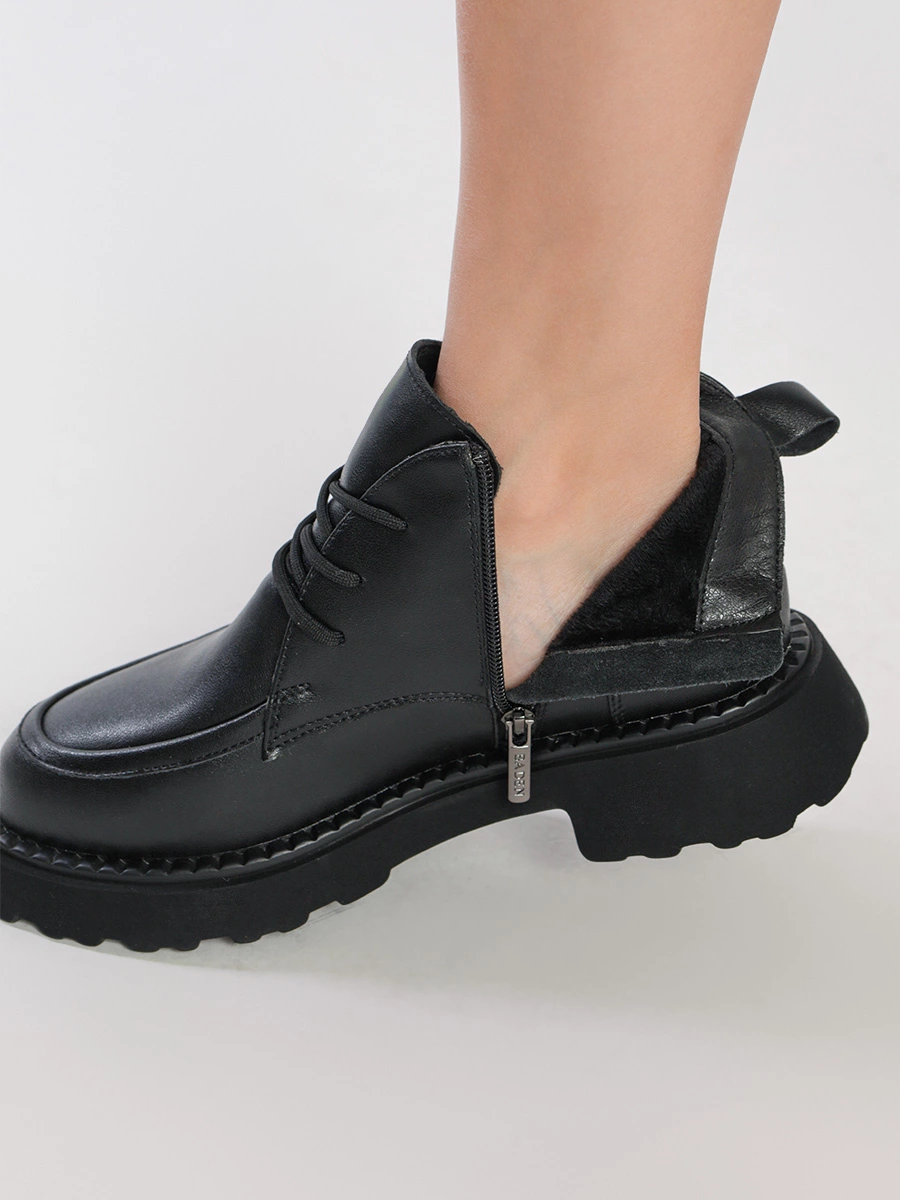 Ботинки черного цвета на низком каблуке